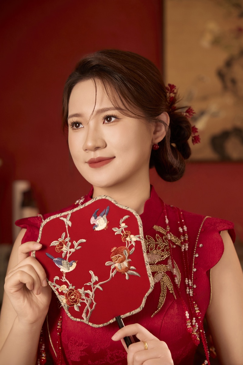 刘鑫与身着旗袍的阚丽娜温柔互动