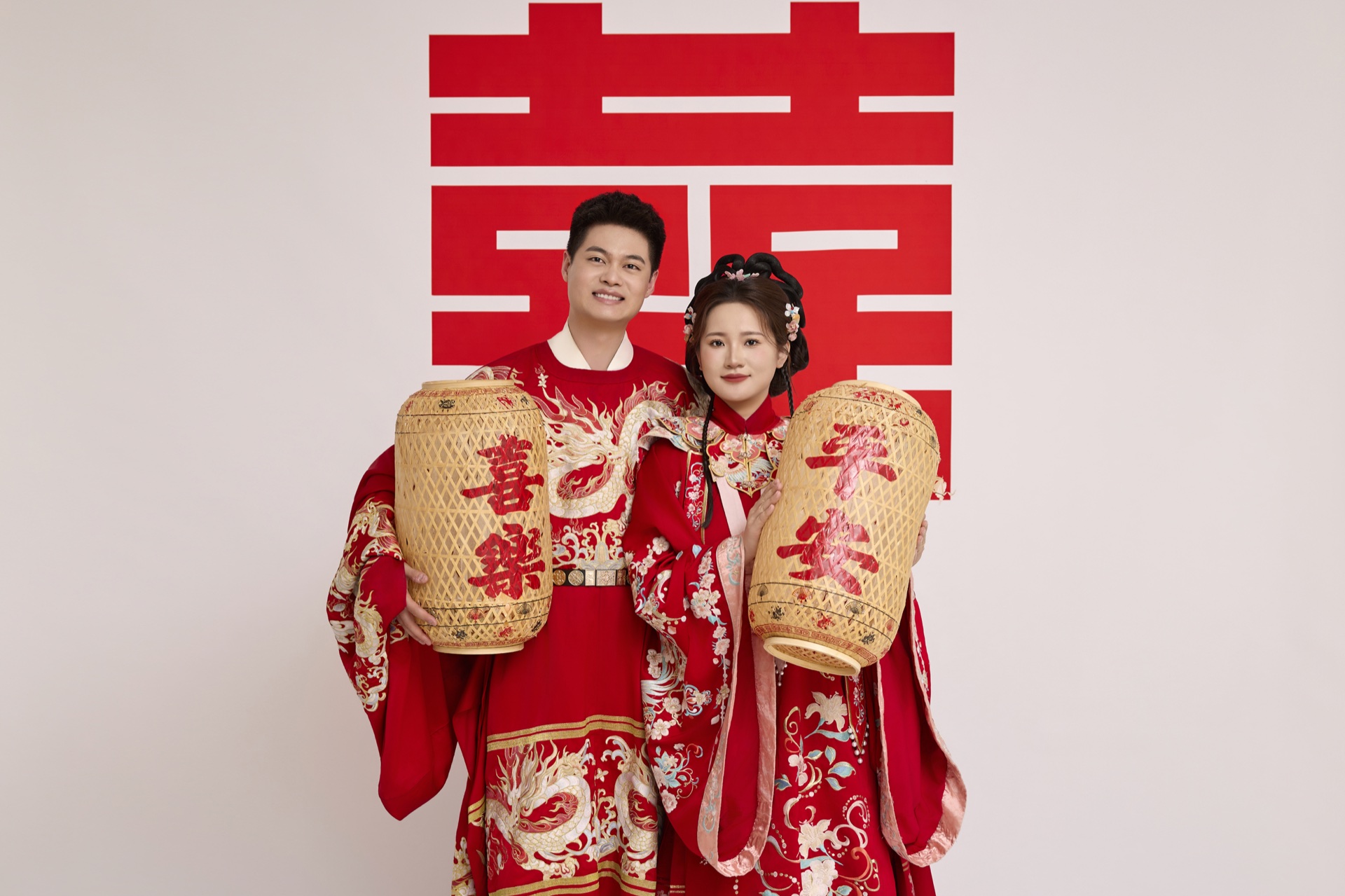 刘鑫与阚丽娜在红色囍字前互动