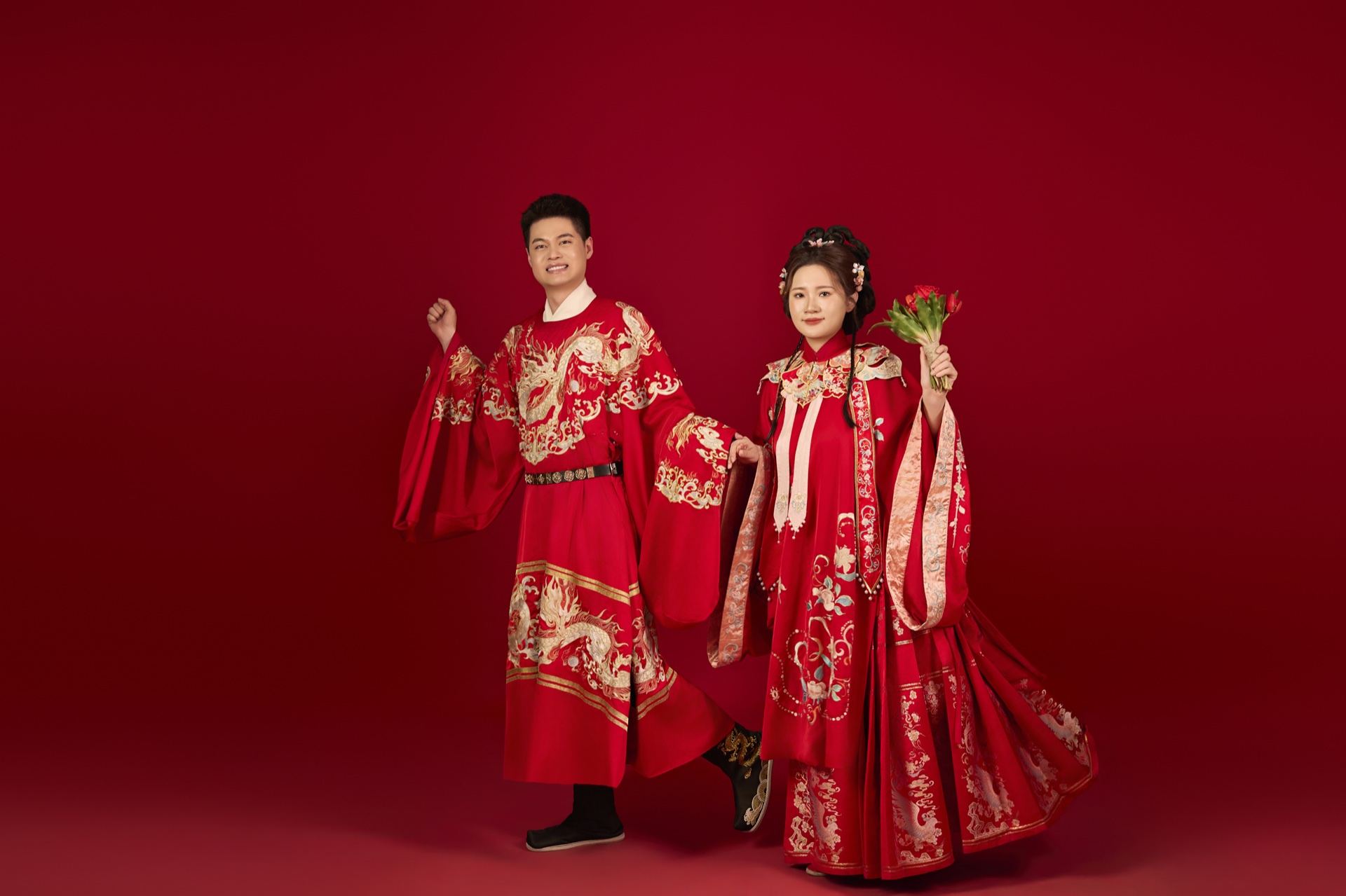 刘鑫与阚丽娜身着传统婚服相视
