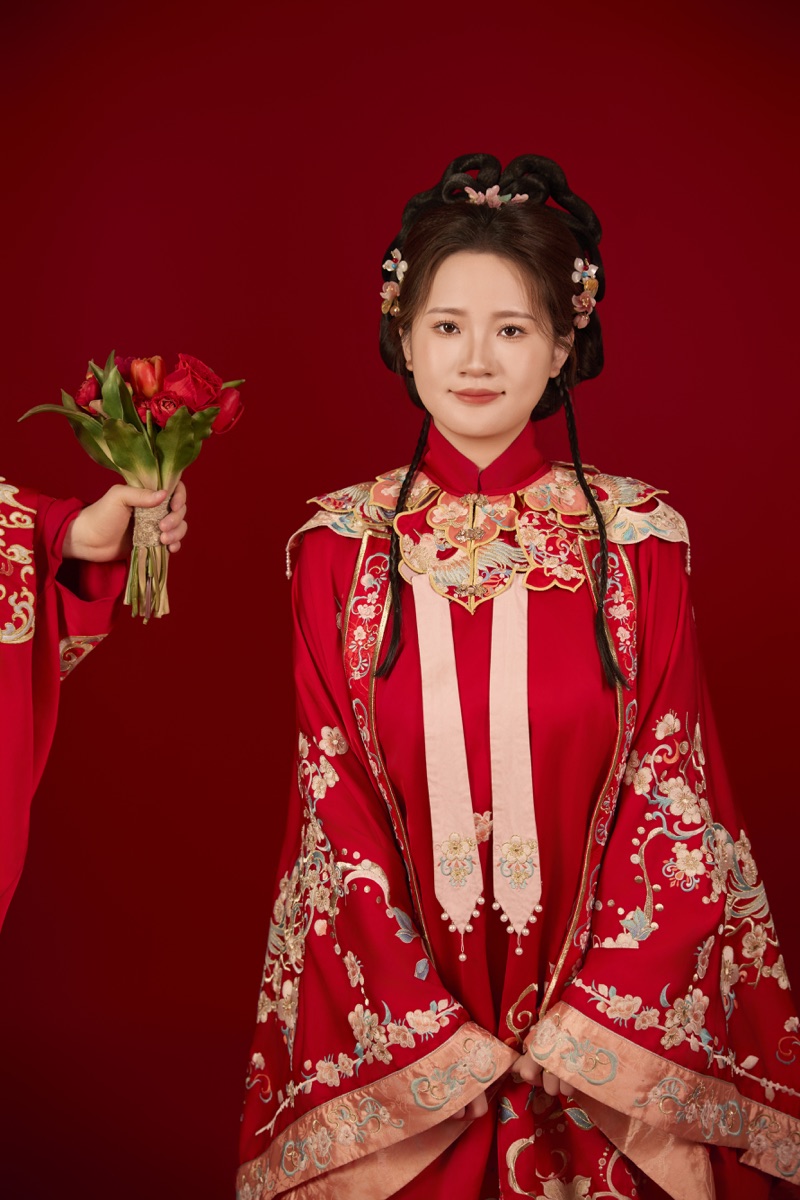 阚丽娜身着传统婚服的红色肖像